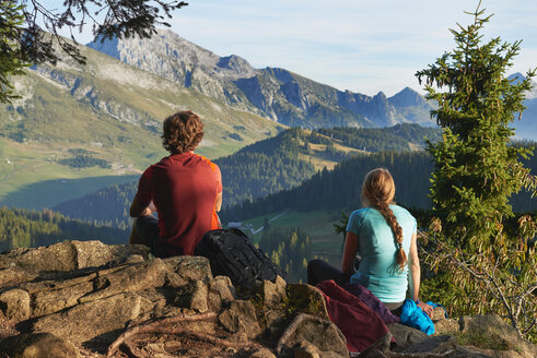 Wanderer genießen die Aussicht auf die Berge, Manigod, Rhone-Alpes, Frankreich - CUF48867