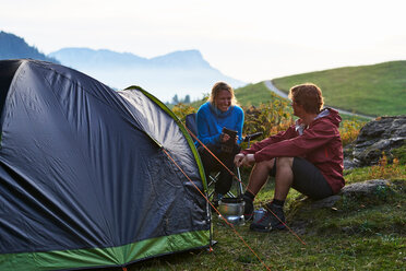 Wanderer entspannen am Zelt, Manigod, Rhone-Alpes, Frankreich - CUF48869