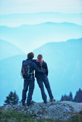Wanderer genießen die Aussicht auf neblige Berge, Manigod, Rhone-Alpes, Frankreich - CUF48872