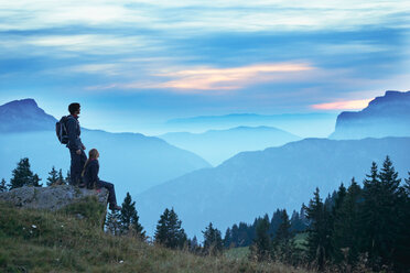 Wanderer genießen die Aussicht auf neblige Berge, Manigod, Rhone-Alpes, Frankreich - CUF48874