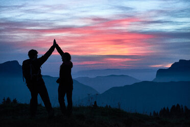 Wanderer geben sich die Hand, Manigod, Rhone-Alpes, Frankreich - CUF48877