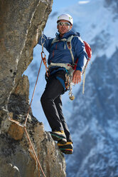 Bergsteiger mit Klettergurt, Chamonix, Rhone-Alpen, Frankreich - CUF48892