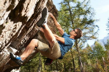 Free climber, Chamonix, Rhone-Alps, France - CUF48896