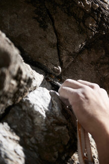 Kletterer verankert sich in einer Felsspalte - CUF48897