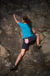 Freikletterer beim Erklimmen einer Felswand - CUF48899