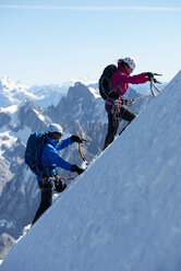 Bergsteiger auf verschneiter Piste, Chamonix, Rhone-Alps, Frankreich - CUF48927