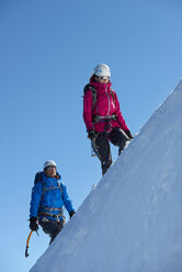 Bergsteiger auf verschneiter Piste, Chamonix, Rhone-Alps, Frankreich - CUF48929