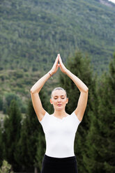Frau übt Yoga, Augen geschlossen und Hände zusammen - CUF49002