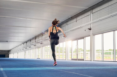 Läufer beim Training auf einer Indoor-Laufbahn - CUF49050