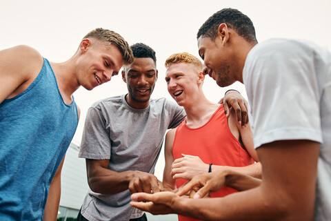 Freunde von Sportlern im Gespräch, lizenzfreies Stockfoto