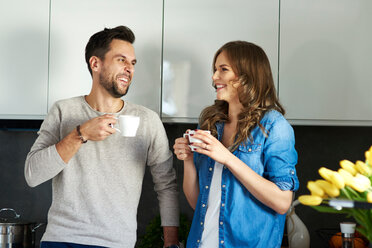 Couple drinking coffee in kitchen - CUF49110
