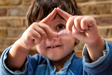 Toddler boy making shapes with his fingers - CUF49154