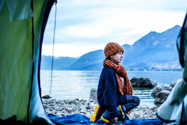 Junge vor Zelt am Seeufer, Comer See, Onno, Lombardei, Italien - CUF49155