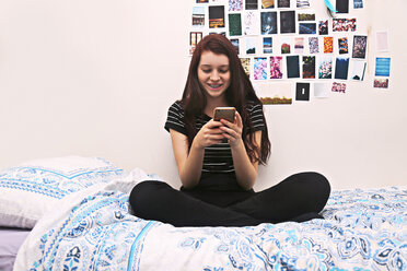 Teenager social networking on bed - CUF49164