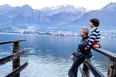 Junge und Vater schauen von der Seebrücke aus, Comer See, Onno, Lombardei, Italien - CUF49225