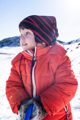 Kleiner Junge spielt im Schnee, Piani Resinelli, Lombardei, Italien - CUF49263