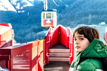 Junge an der Seilbahnstation, Piani Resinelli, Lombardei, Italien - CUF49265