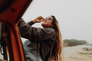 Junge Frau neben einem Wohnmobil am Strand, Jalama, Kalifornien, USA - ISF20547