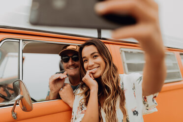 Junges Paar auf Autoreise im Wohnmobil macht Smartphone-Selfie, Porträt, Jalama, Kalifornien, USA - ISF20562
