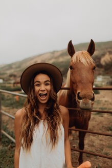 Junge Frau mit Filzhut neben einem Pferd, Porträt, Jalama, Kalifornien, USA - ISF20580