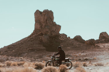 Motorradfahrer in der Wüste, Trona Pinnacles, Kalifornien, USA - ISF20614