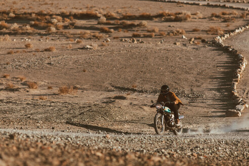 Motorradfahrer in der Wüste, Trona Pinnacles, Kalifornien, USA - ISF20618