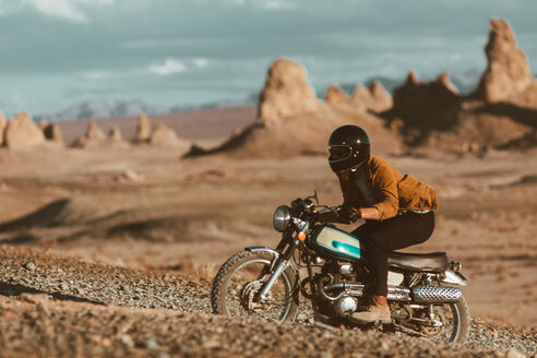 Motorradfahrer in der Wüste, Trona Pinnacles, Kalifornien, USA - ISF20619