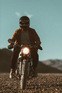 Motorradfahrer in der Wüste, Trona Pinnacles, Kalifornien, USA - ISF20620