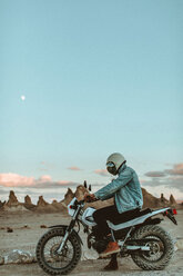 Motorradfahrer auf stationärem Fahrrad, Trona Pinnacles, Kalifornien, USA - ISF20623