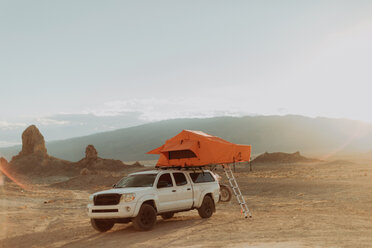 Geländewagen mit Zelt, Trona Pinnacles, Kalifornien, US - ISF20629