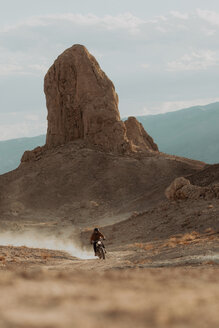 Motorradfahrer in der Wüste, Trona Pinnacles, Kalifornien, USA - ISF20631