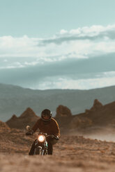 Motorradfahrer in der Wüste, Trona Pinnacles, Kalifornien, USA - ISF20632