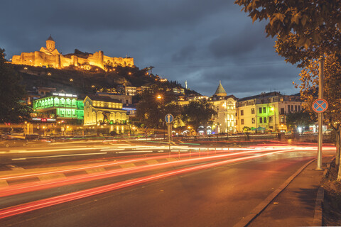 Georgien, Tiflis, Blick auf die Festung Narikala bei Nacht, lizenzfreies Stockfoto