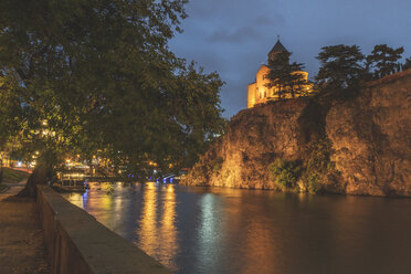 Georgien, Tiflis, Metekhi Kirche und Fluss Kura bei Nacht - KEBF01074