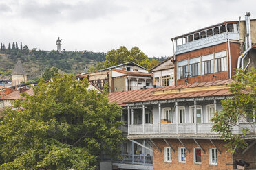 Georgien, Tiflis, Blick von der Altstadt auf die Kartlis-Deda-Denkmalstatue - KEBF01081