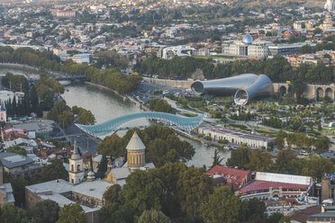 Georgien, Tiflis, Blick von der Festung Narikala auf die Altstadt mit Friedensbrücke, Konzertsaal und Parlament - KEBF01089