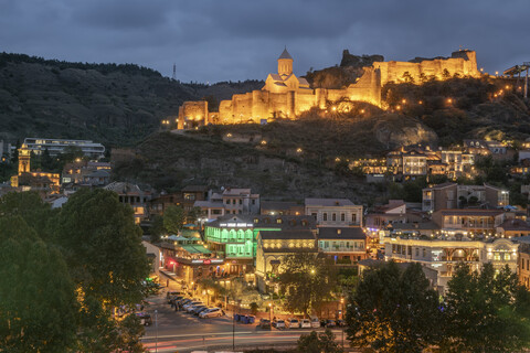 Georgien, Tiflis, Blick auf die Festung Narikala bei Nacht, lizenzfreies Stockfoto