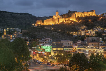 Georgien, Tiflis, Blick auf die Festung Narikala bei Nacht - KEBF01097