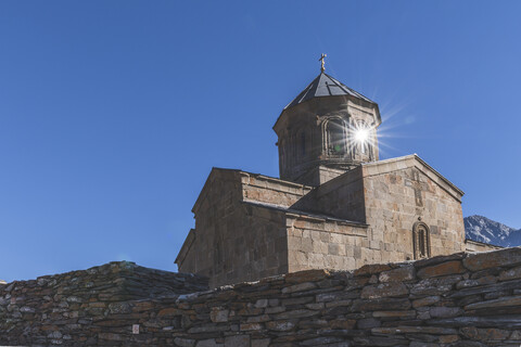 Georgien, Großer Kaukasus, Stepantsminda, Dreifaltigkeitskirche Gergeti, lizenzfreies Stockfoto