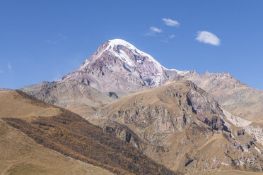 Georgien, Großer Kaukasus, Stepantsminda, Blick auf den Berg Kazbek - KEBF01115