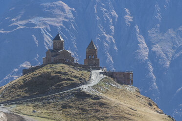 Georgien, Großer Kaukasus, Stepantsminda, Dreifaltigkeitskirche Gergeti - KEBF01116