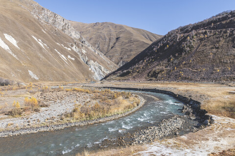 Georgien, Großer Kaukasus, Truso-Schlucht mit Fluss Terek, lizenzfreies Stockfoto