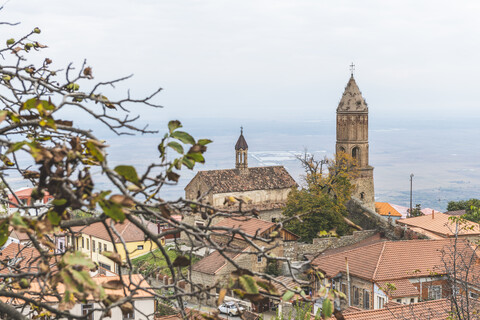 Georgien, Kachetien, Sighnaghi, Stadtbild mit Kirchturmspitze, lizenzfreies Stockfoto