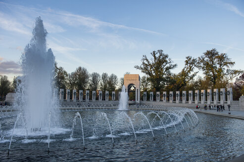 USA, Washington DC, National Mall, Denkmal für den Zweiten Weltkrieg - RUNF01140