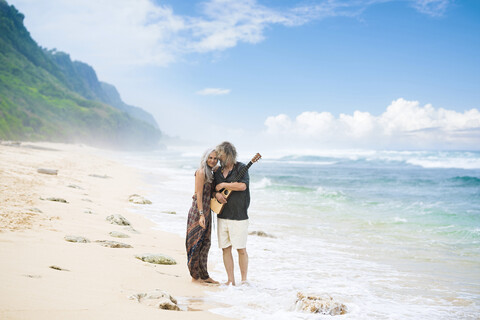 Verliebtes Hippie-Paar am Strand, lizenzfreies Stockfoto