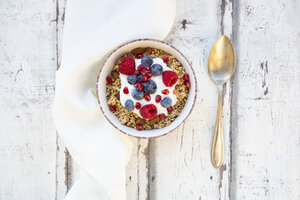 Schale Müsli mit griechischem Joghurt, gepopptem Quinoa, Himbeeren, Heidelbeeren und Granatapfelkernen - LVF07767