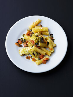 Teller mit Tortiglioni mit Artischocken, Oliven, Tomaten und Kapern - PPXF00152