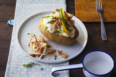 Gebackene Kartoffel mit Quark, Sauerkraut, Kalbfleisch und Gemüse - PPXF00157