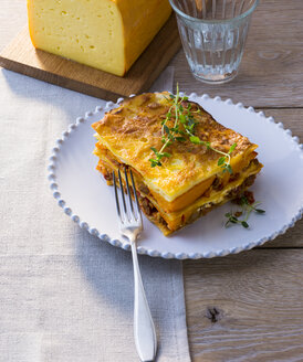 Stück Kürbislasagne auf Teller - PPXF00167