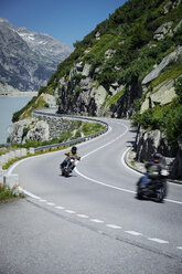 Schweiz, Grimselpass, zwei Biker auf Passstrasse - PPXF00170